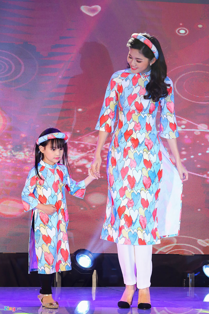 Dàn hoa hậu, á hậu Việt trình diễn áo dài gây quỹ từ thiện